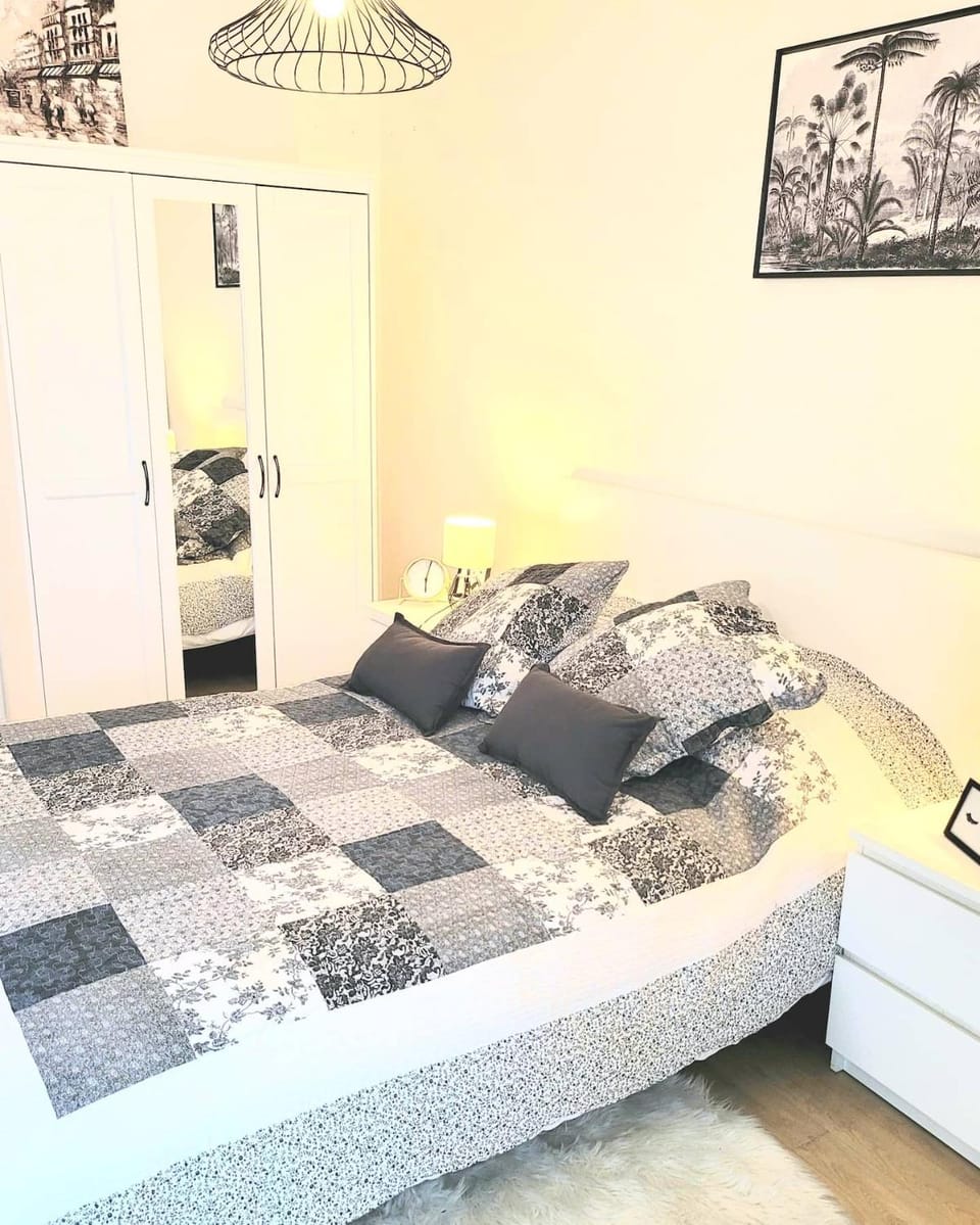 1 APPART 2 PIECES NEUF PROCHE GARE PARKING NETFLIX Evry Courcouronnes Apartment in Île-de-France