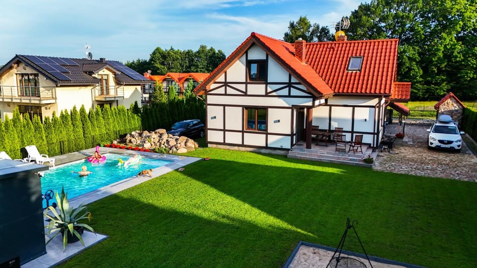 Property building, Day, Garden, Garden view, Pool view, Swimming pool, Parking, sunbed