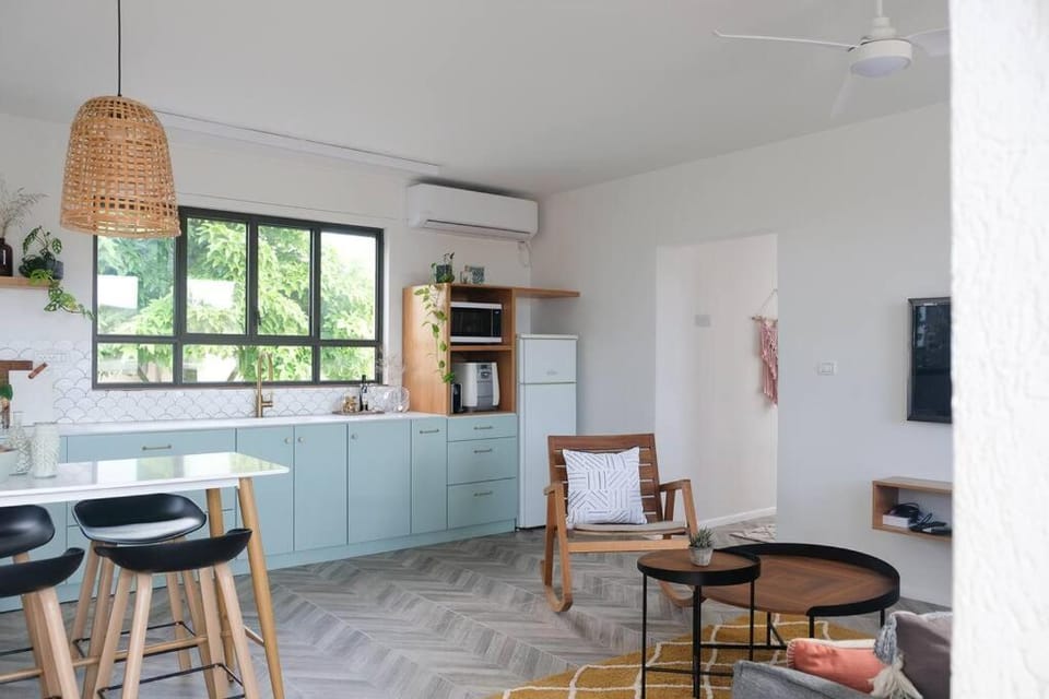 Kitchen or kitchenette, Living room, Seating area, Dining area