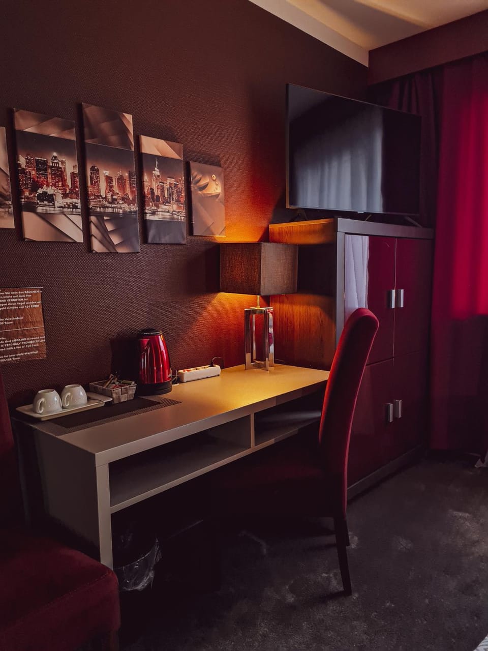 Coffee/tea facilities, Photo of the whole room, Seating area, Dining area, Bedroom, hair dresser