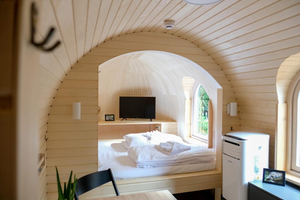 Bed, TV and multimedia, Photo of the whole room, Bedroom, towels