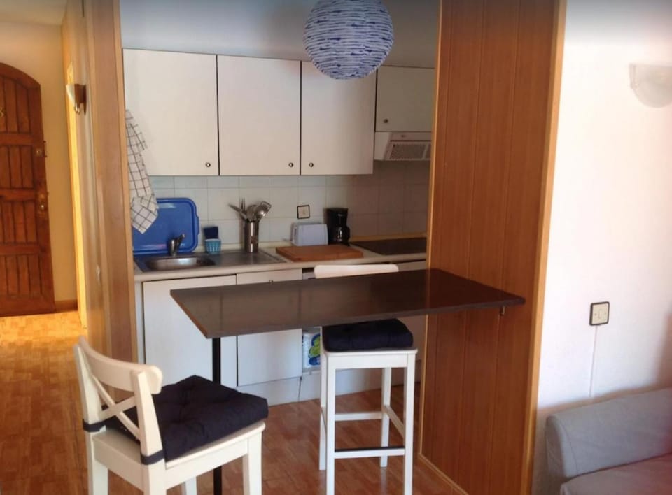 Kitchen or kitchenette, Dining area, minibar