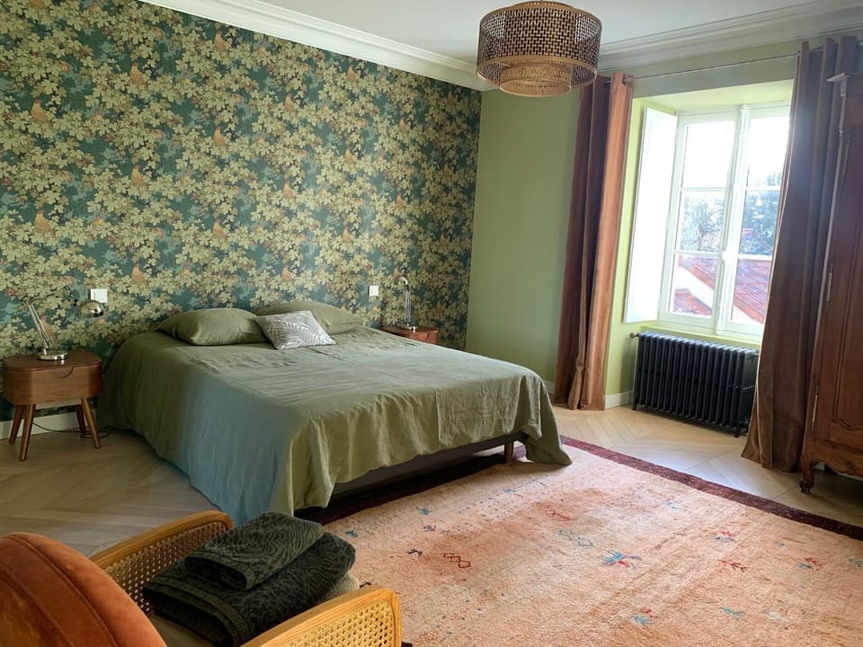 Bed, Night, Photo of the whole room, Bedroom, towels