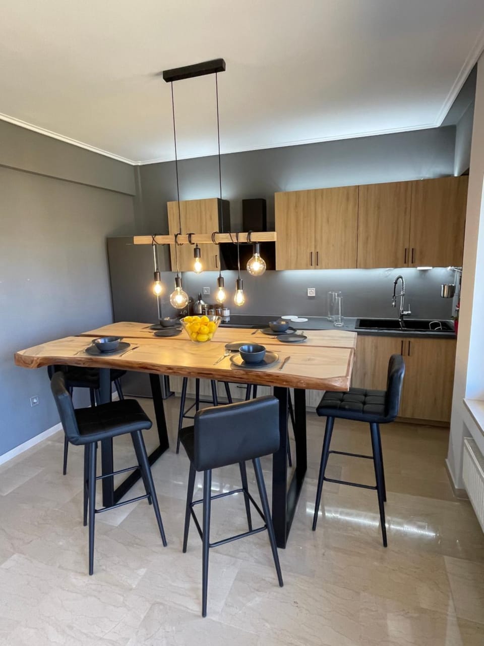 Kitchen or kitchenette, Dining area