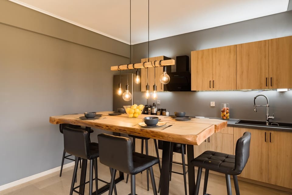 Kitchen or kitchenette, Dining area