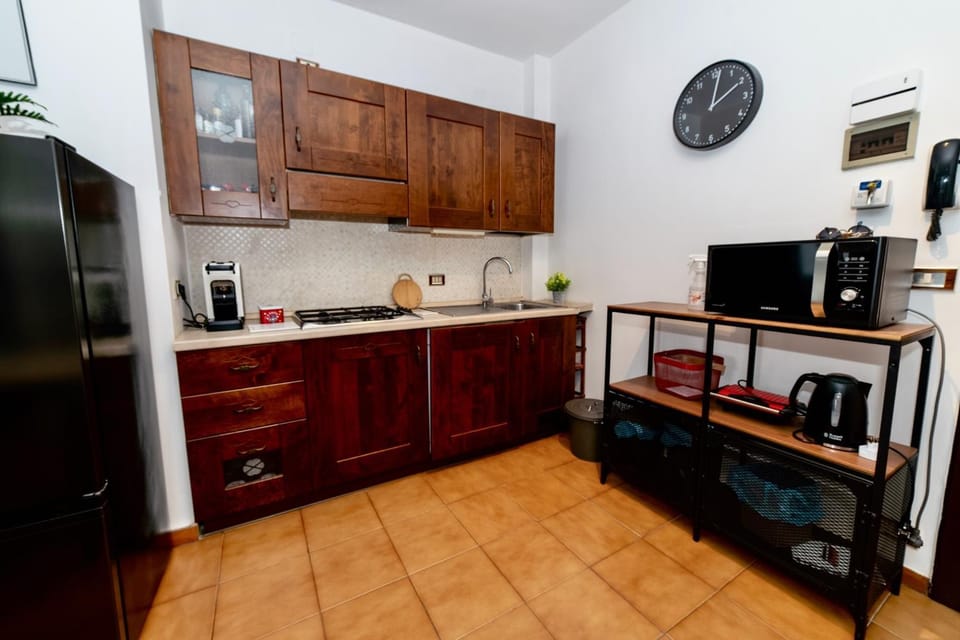 Coffee/tea facilities, Kitchen or kitchenette, microwave, stove, toaster, kitchen, kitchen