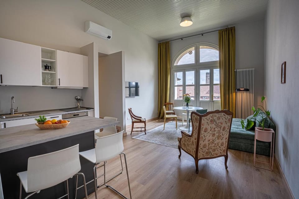 Kitchen or kitchenette, Living room, Seating area, Dining area