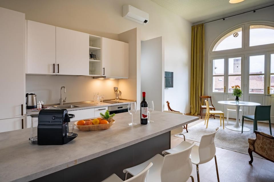 Coffee/tea facilities, Kitchen or kitchenette, Living room, Seating area, Dining area