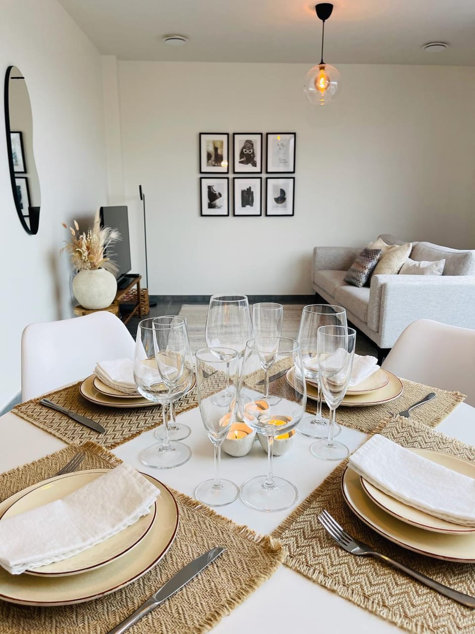 Food and drinks, Seating area, Dining area, Drinks