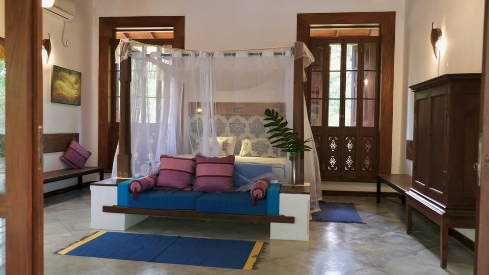 Bed, Photo of the whole room, Seating area, Bedroom