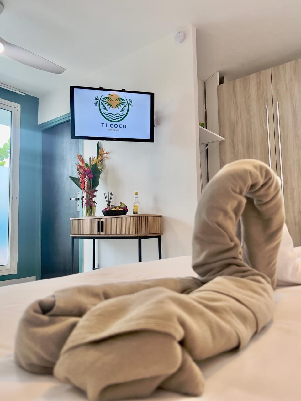 Bed, TV and multimedia, Seating area, Bedroom