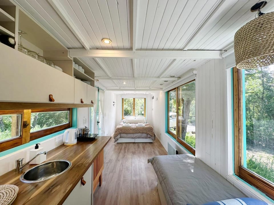Bed, Kitchen or kitchenette, Living room, Photo of the whole room, Seating area, Bedroom