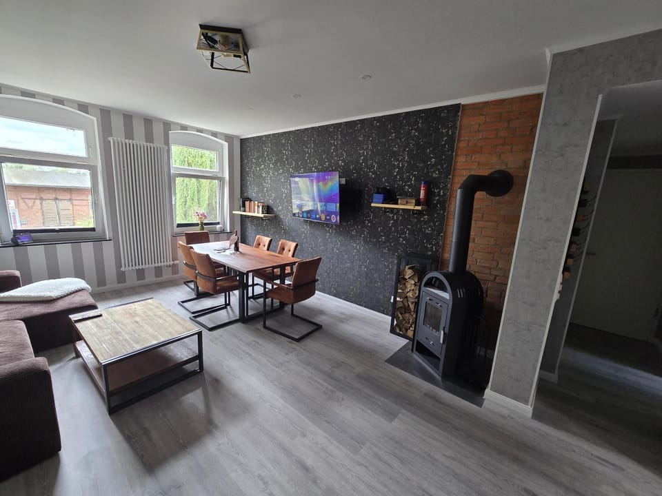 TV and multimedia, Living room, Seating area, Dining area, Evening entertainment
