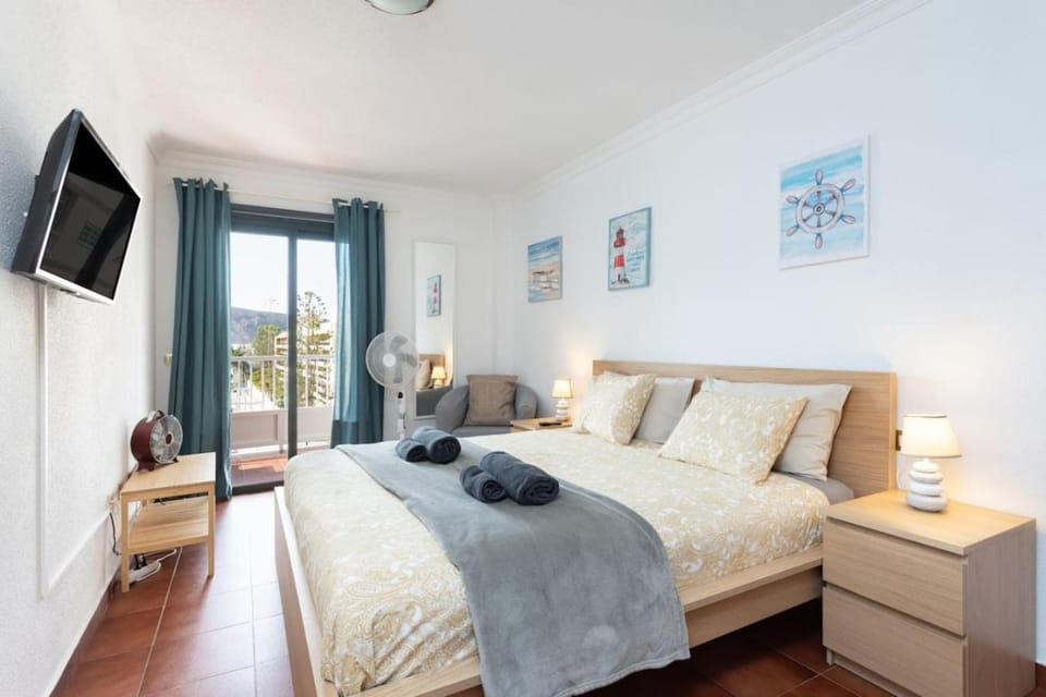 Bed, TV and multimedia, Photo of the whole room, Bedroom, towels