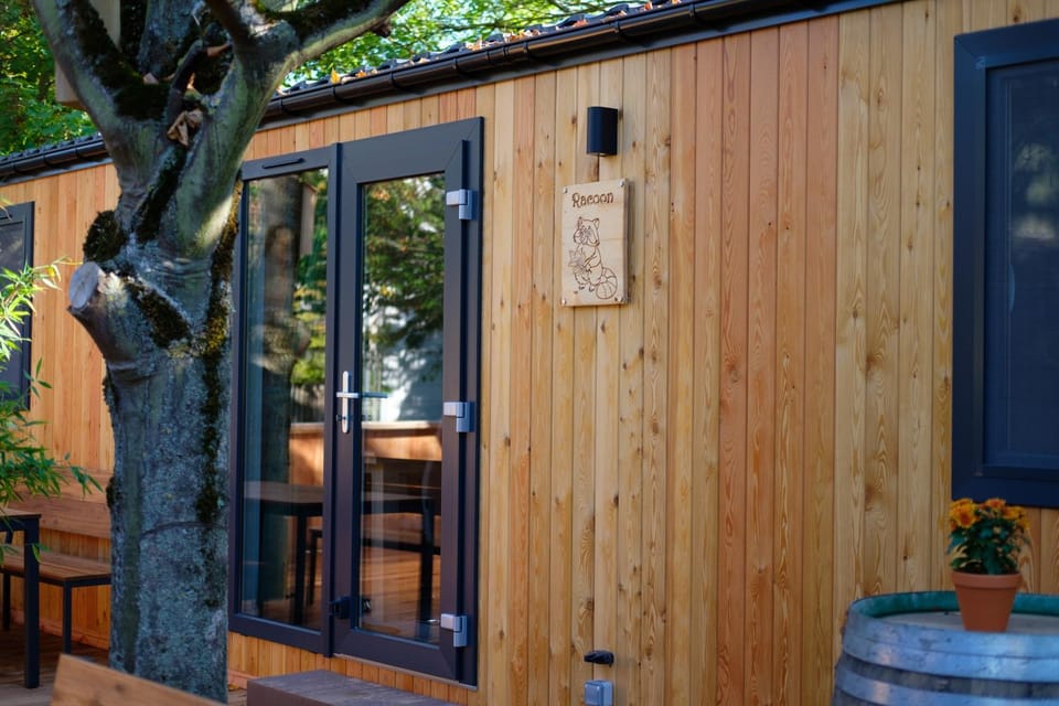 Property building, Patio, Facade/entrance, Day, Balcony/Terrace