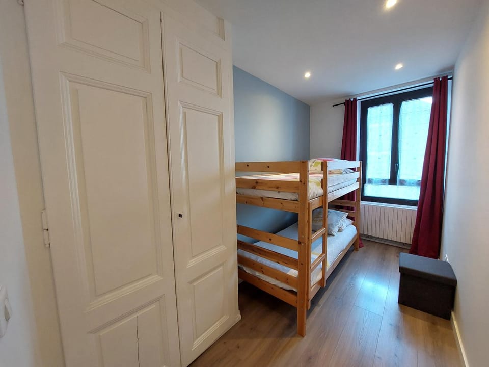 Bedroom, bunk bed