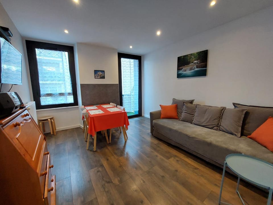 TV and multimedia, Seating area, Dining area