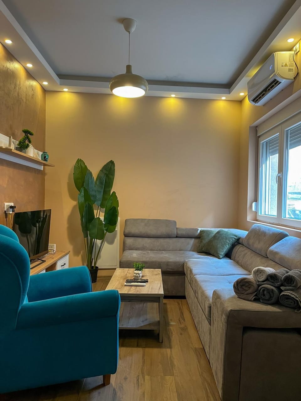 Bed, TV and multimedia, Living room, Photo of the whole room, Seating area, air conditioner