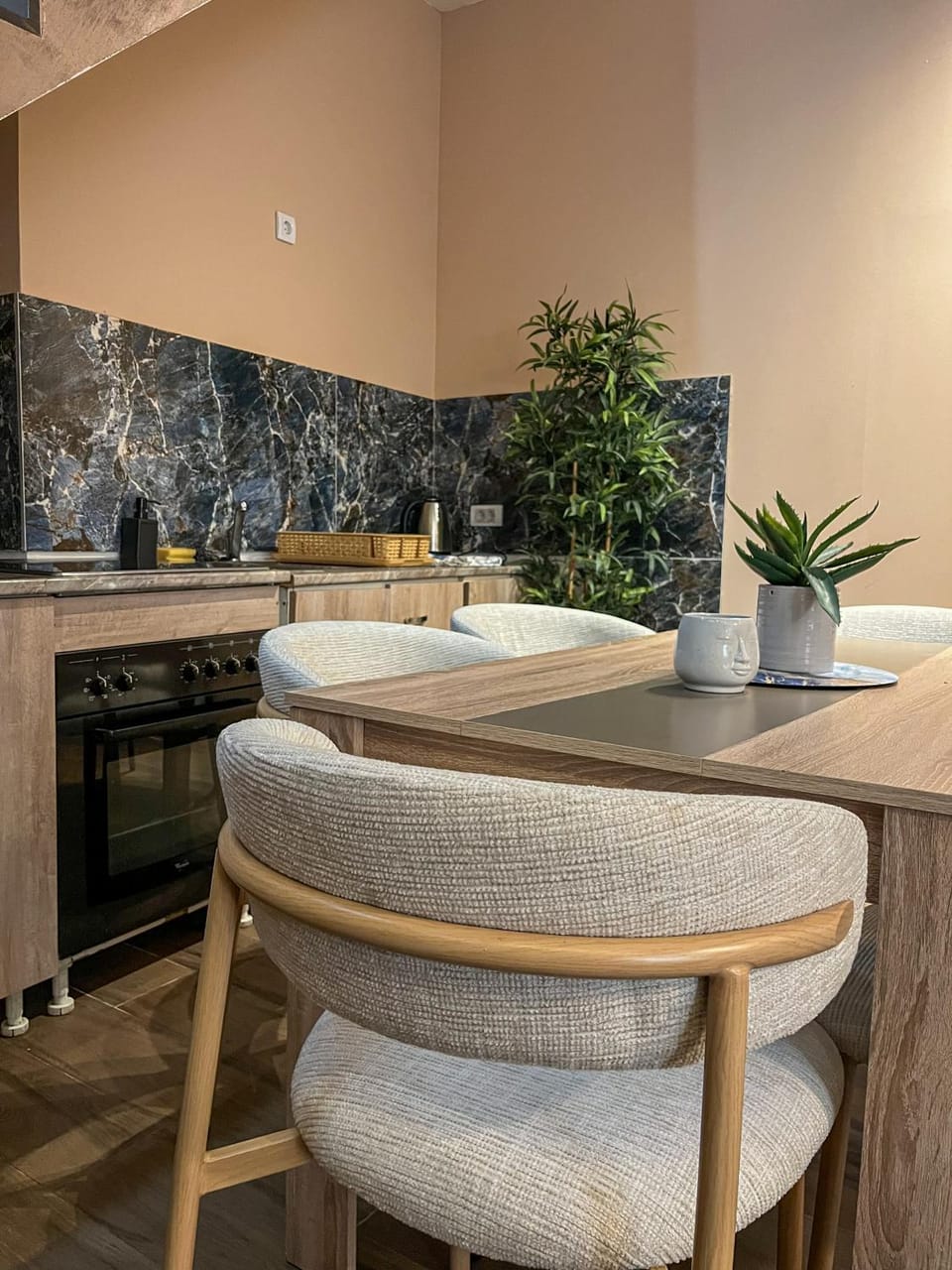 Kitchen or kitchenette, Seating area, Dining area