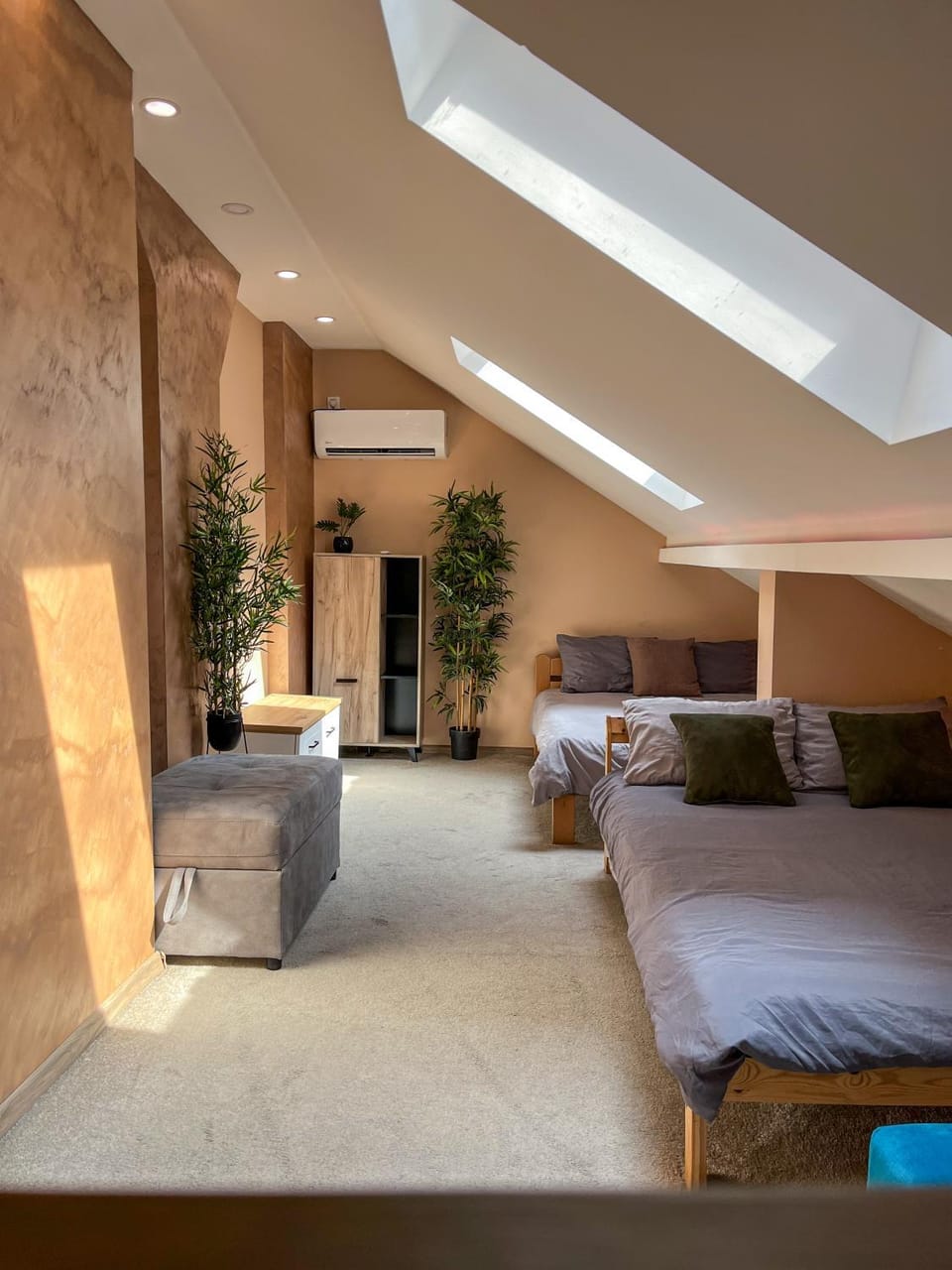 Bed, Photo of the whole room, Seating area, Bedroom, air conditioner