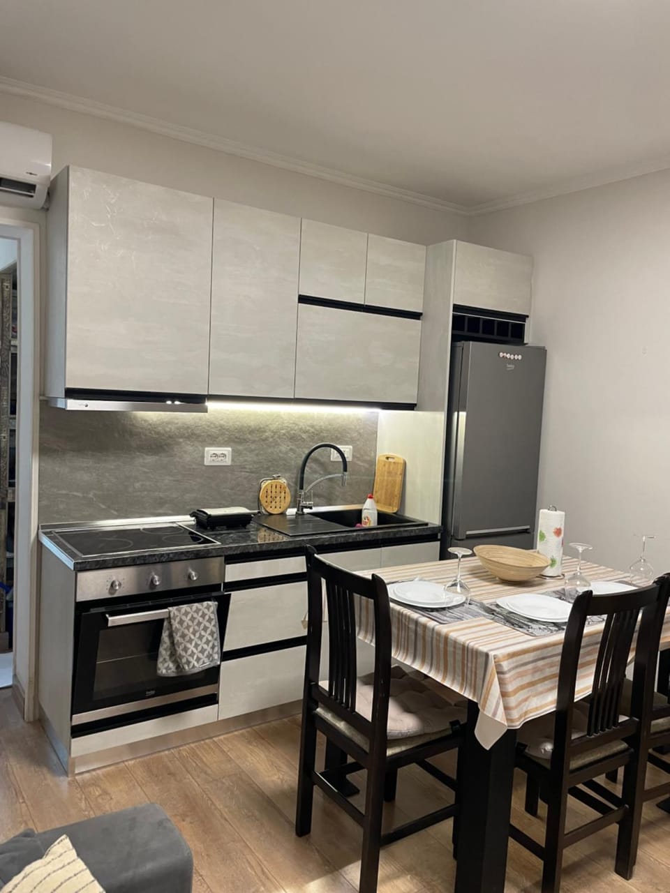 Kitchen or kitchenette, Dining area, dishwasher, oven, stove
