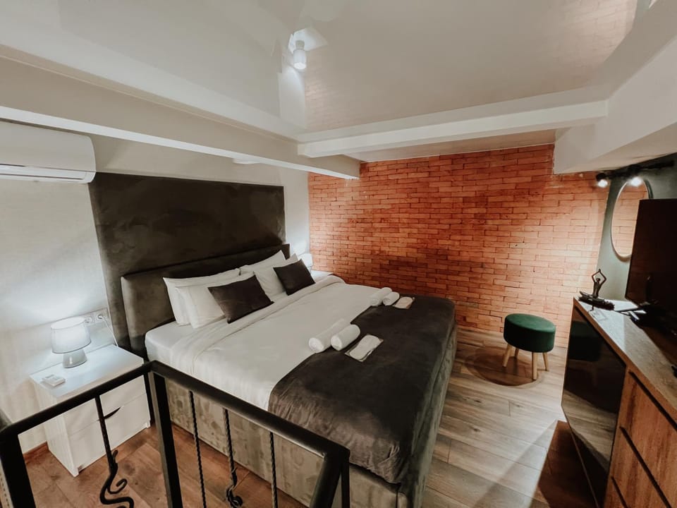 Bed, TV and multimedia, Bedroom, internet, locker, towels, air conditioner