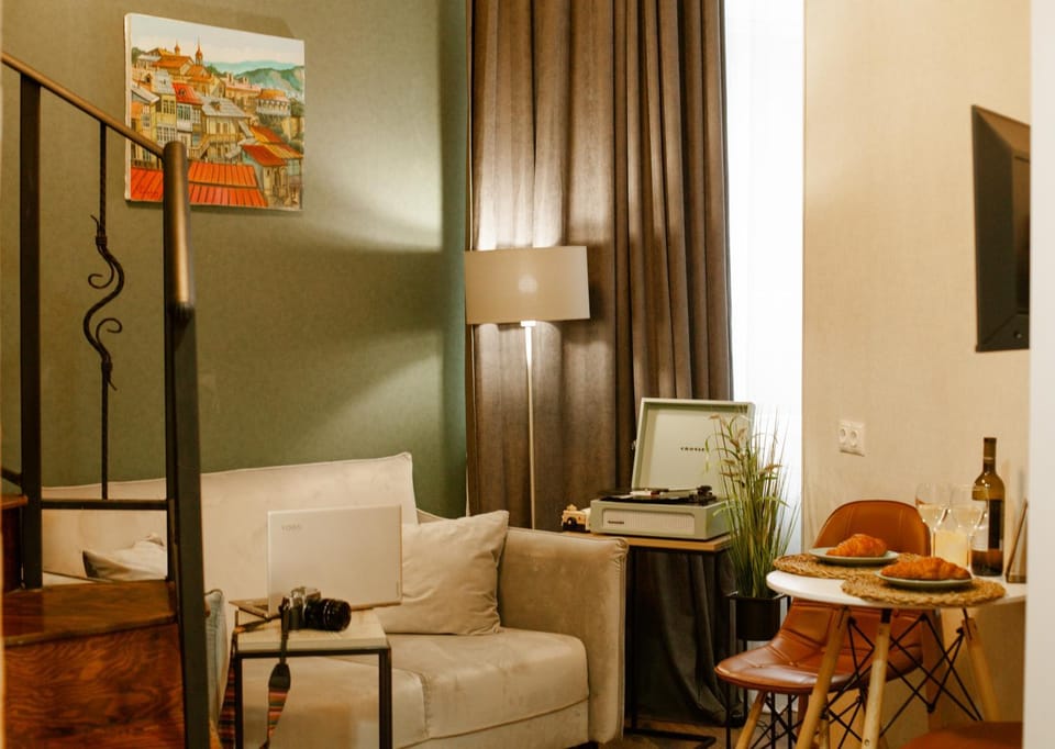 TV and multimedia, Living room, Seating area, Dining area, internet, air conditioner