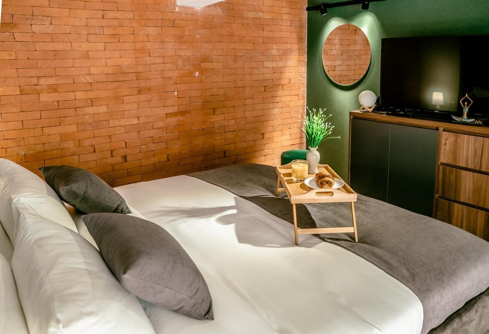 Bed, TV and multimedia, Decorative detail, Bedroom