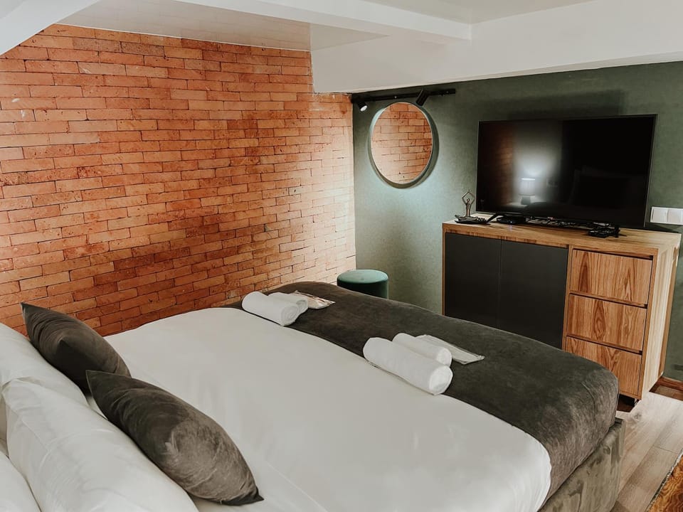 Bed, TV and multimedia, Bedroom, internet, locker, towels, wardrobe, air conditioner
