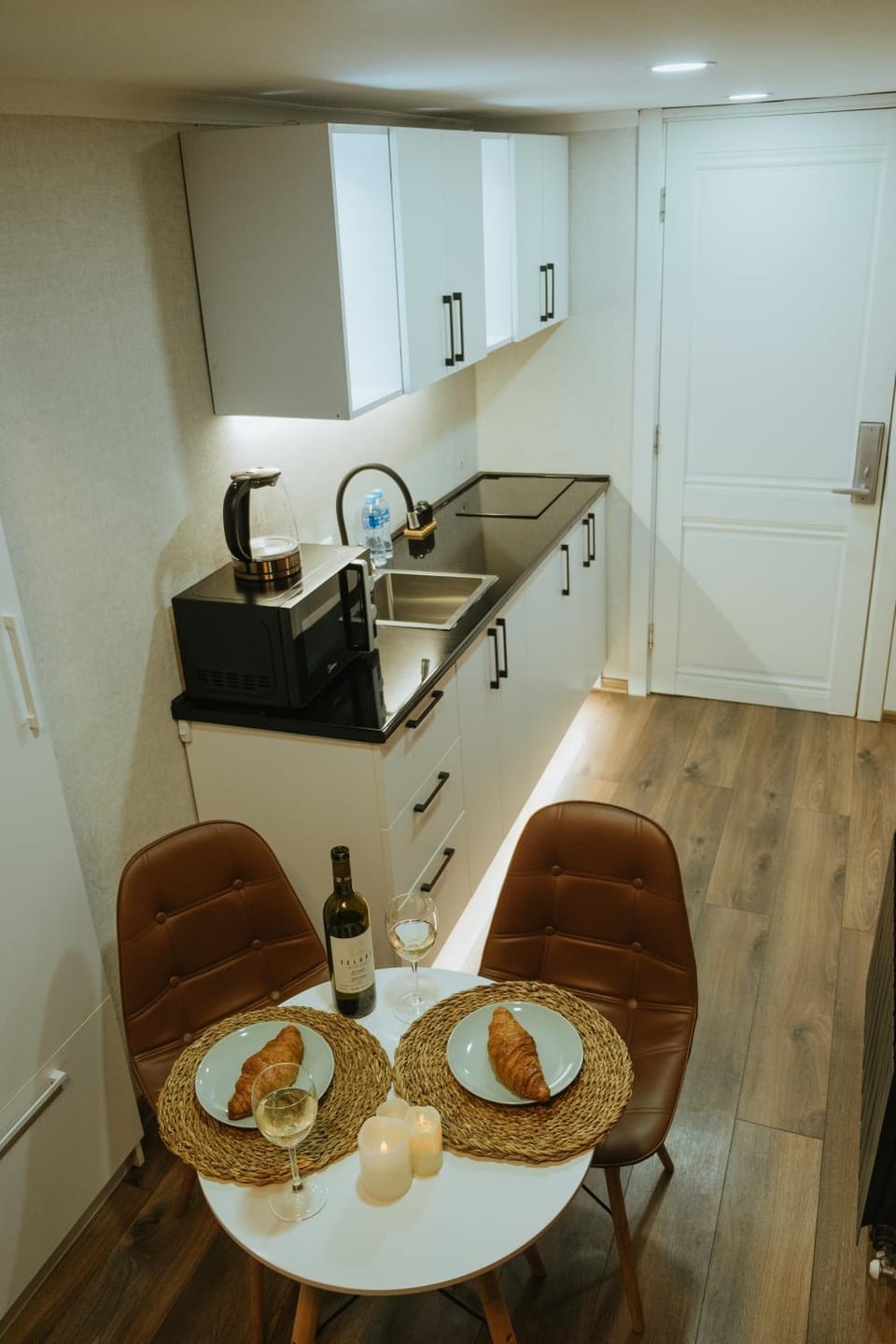 Coffee/tea facilities, Living room, Seating area, Dining area, minibar, wardrobe, kitchen, air conditioner, air conditioner