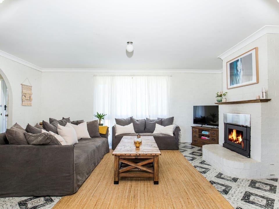 Whitewash I Pet Friendly I 5 Mins Walk to Beach House in Callala Bay