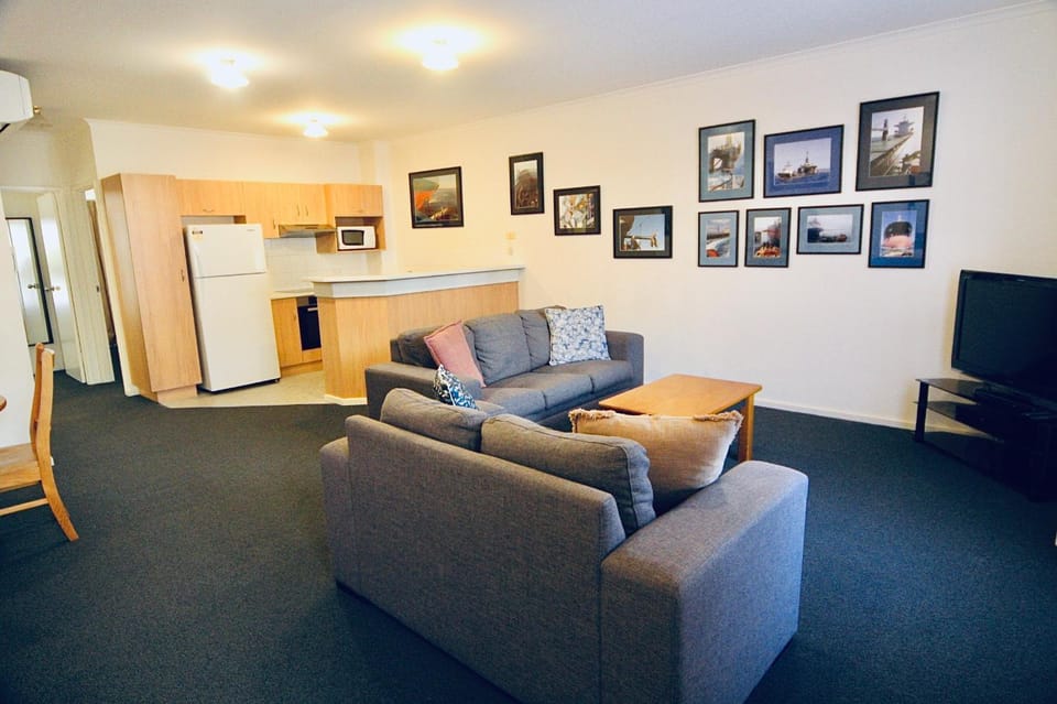 TV and multimedia, Kitchen or kitchenette, Living room, Seating area, Evening entertainment