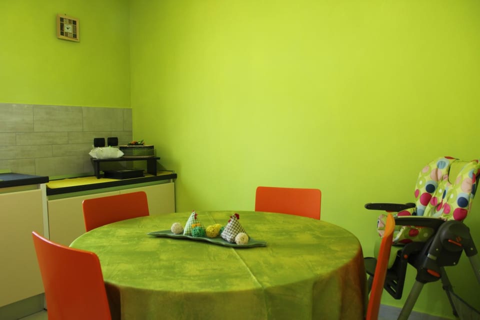 Coffee/tea facilities, Kitchen or kitchenette, Dining area