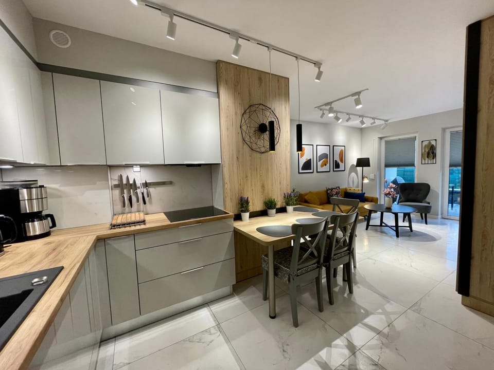 Kitchen or kitchenette, Dining area