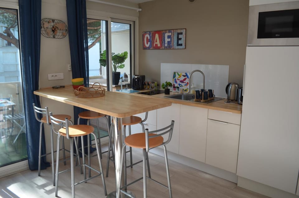 Kitchen or kitchenette, Dining area