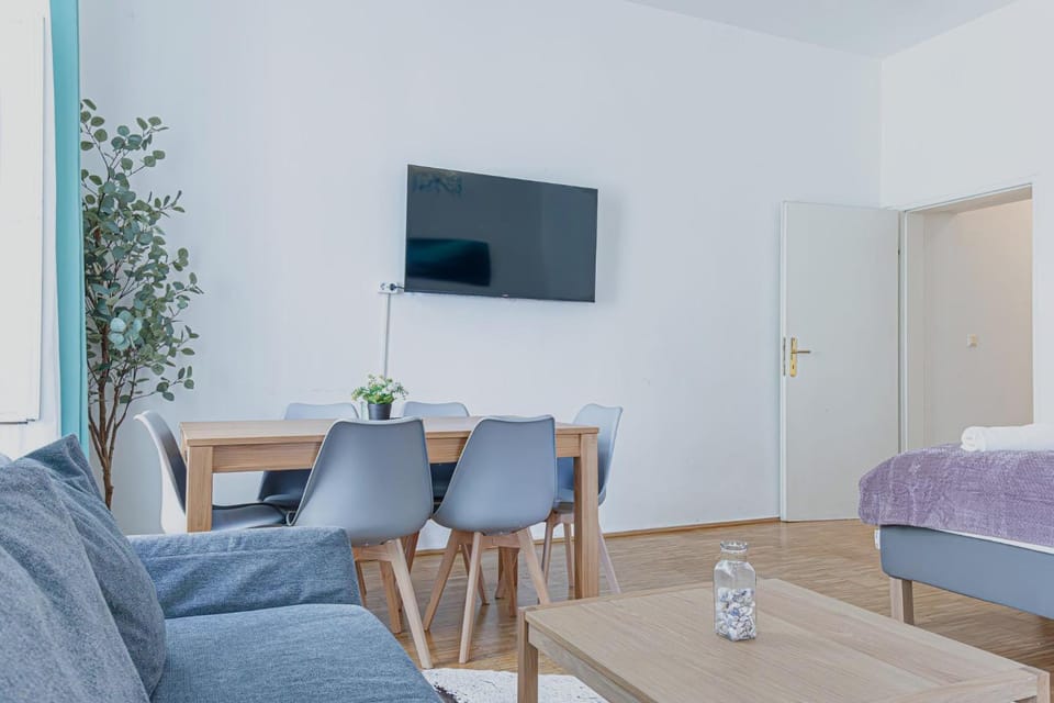 Property building, Bed, TV and multimedia, Seating area, Dining area, Bedroom