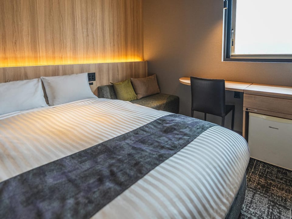 Photo of the whole room, Bedroom