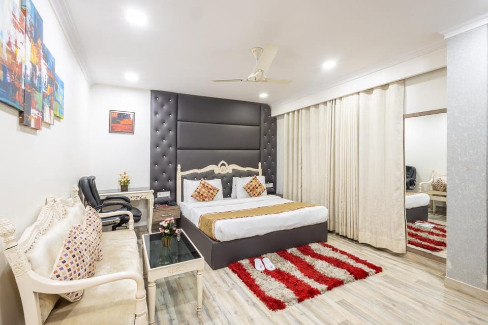 Bed, Photo of the whole room, Seating area, Bedroom