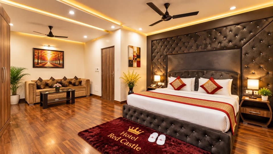 Bed, TV and multimedia, Photo of the whole room, Seating area, Bedroom