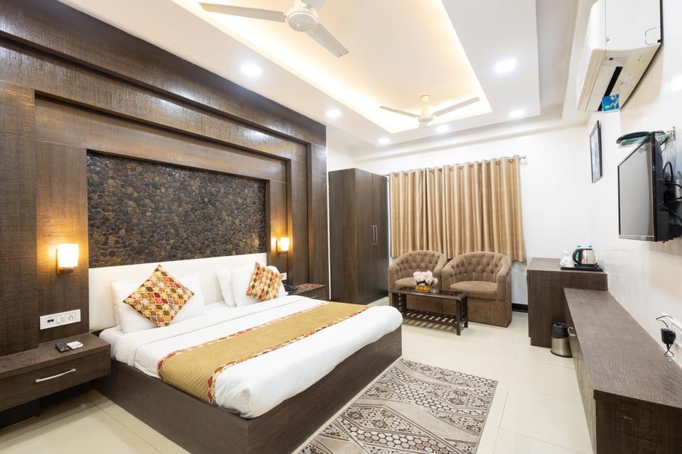 TV and multimedia, Photo of the whole room, Seating area, Bedroom, air conditioner