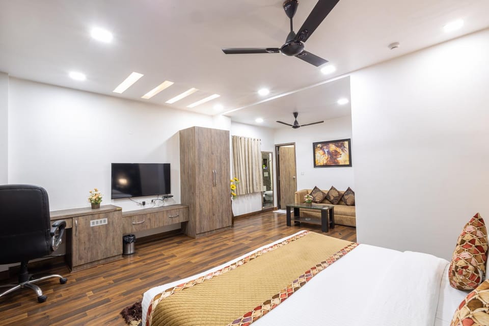 Bed, TV and multimedia, Photo of the whole room, Seating area, Bedroom, air conditioner