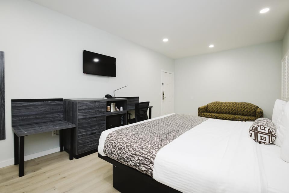 Bed, TV and multimedia, Photo of the whole room, Bedroom, hair dresser