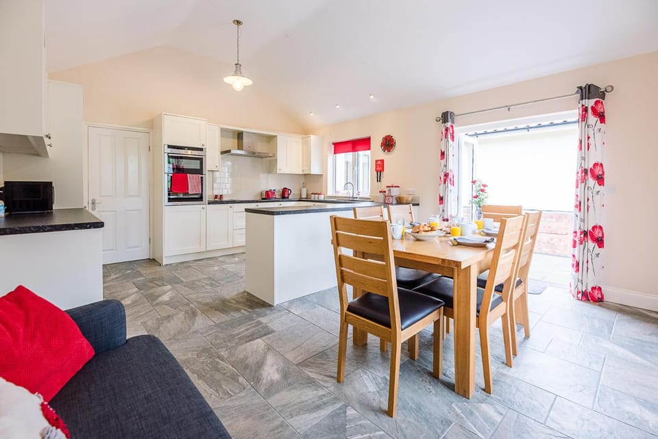 Grove Farm Bungalow with swimming pool, Dallinghoo House in Mid Suffolk District