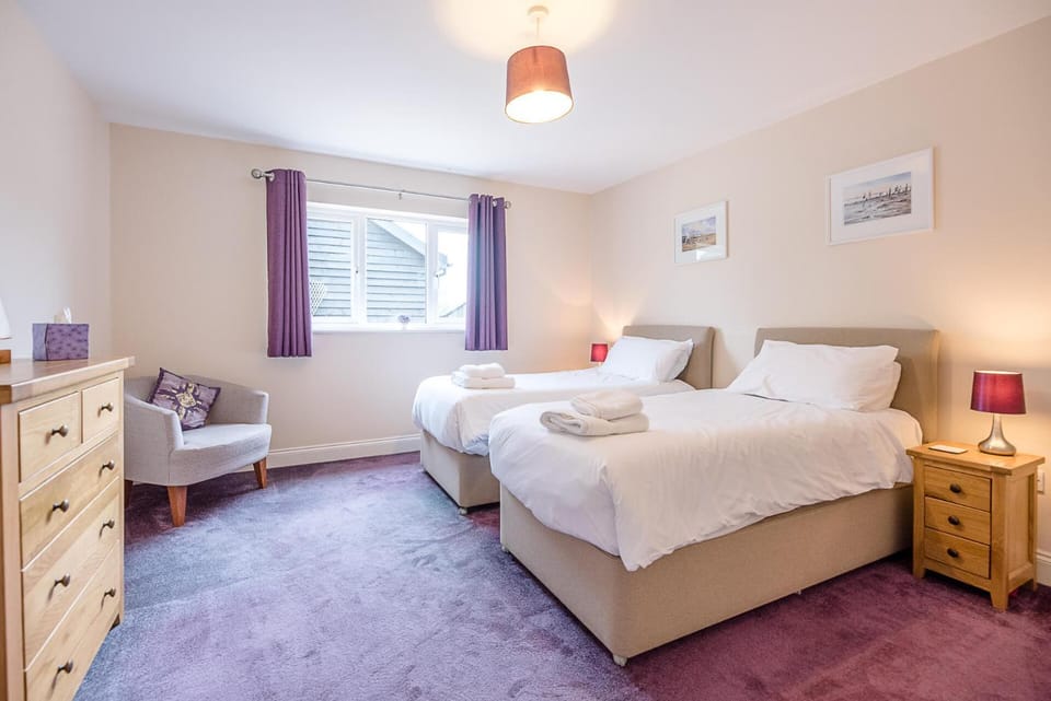 Grove Farm Bungalow with swimming pool, Dallinghoo House in Mid Suffolk District