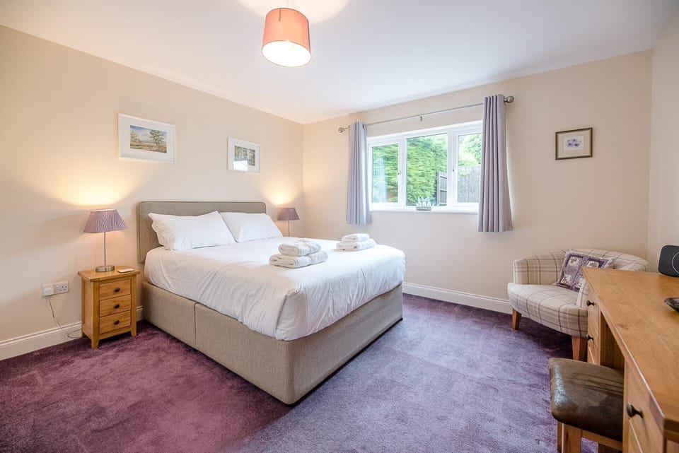 Grove Farm Bungalow with swimming pool, Dallinghoo House in Mid Suffolk District