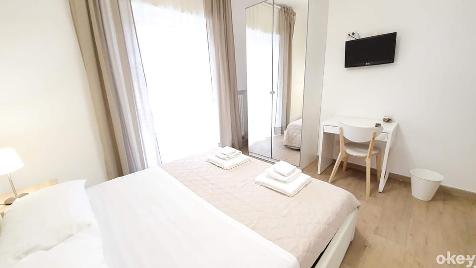 Bed, Bedroom, towels