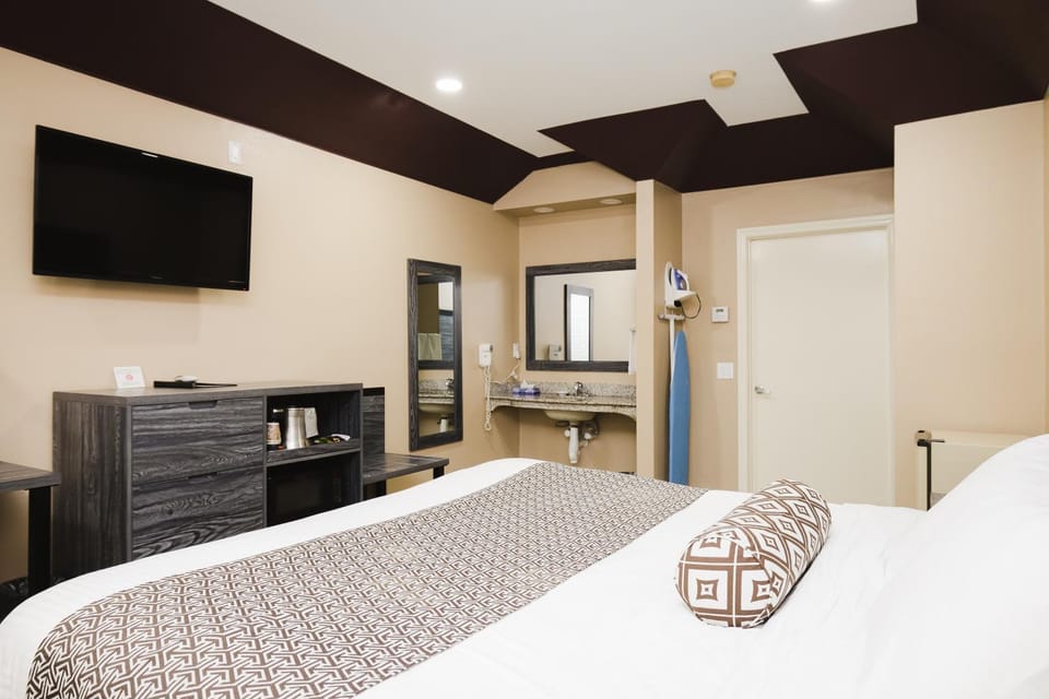 Bed, TV and multimedia, Photo of the whole room, Bedroom, hair dresser