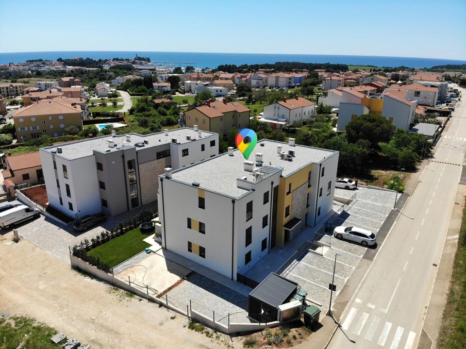 Property building, Bird's eye view, City view, Location, Parking
