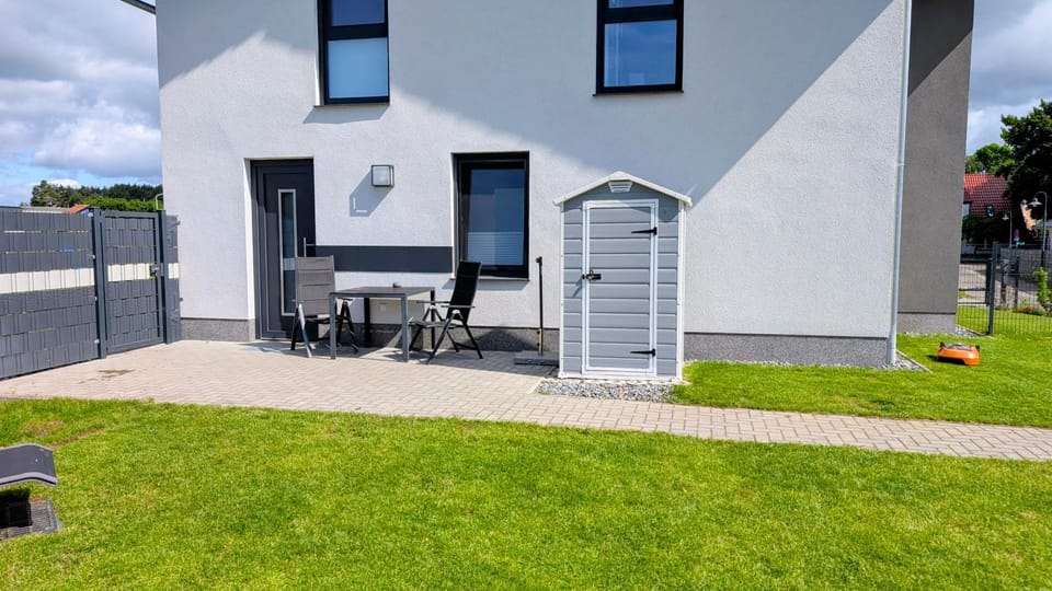 Property building, Garden, Dining area, Garden view