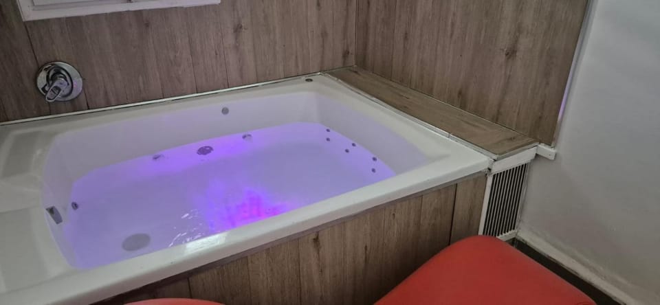 Hot Tub, Bath